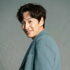 He is best known for being a former member of the variety show running. Lee Kwang Soo Freundin Vermogen Grosse Tattoo Herkunft 2021 Taddlr