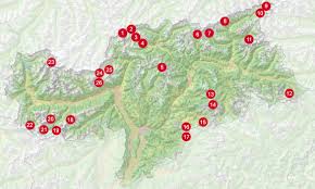 Der breite talboden des etschtals, hier von schwemmkegeln charakterisiert, bietet platz für die vier größten siedlungen der gemeinde: Schutzhutten Vermogen Landesverwaltung Autonome Provinz Bozen Sudtirol