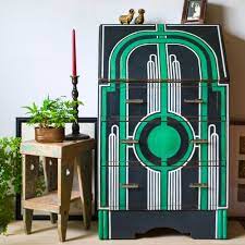 It is also very forgiving, and often looks better when you've got some visible brush strokes or areas where the paint isn't covering enough. Art Deco Sekretar Annie Sloan