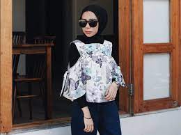 Nak bagi nampak wow di mata anak, papa letak gambar afiq & arif pada design baju setiap seorang. Berani Tampil Beda Dengan Pakaian Motif Bunga Terkesan Vintage Anggun Dan Dewasa