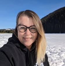 Lori Plunkett's Instagram, Twitter & Facebook