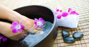 Pour the listerine into the tub. Here Are 5 Benefits Of Soaking Your Feet In Listerine For 30 Minutes Everyday