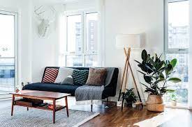 Wenn Sie Ihr Sofa Vor Fenster Platzieren Konnen Sie Das Gesamte Wohnzimmer Aufhellen Und M Kleines Wohnzimmer Dekor Moderne Wohnzimmerideen Wohnzimmer Design