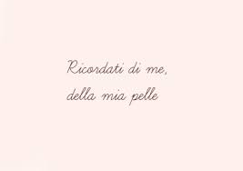 Tu ricordati di me finchè il tempo deve farlo prima di ridarlo indietro a chi lo getta via tutto in polvere da sparo grigio sangue amaro resti un mucchio d'ossa e strappi l'anima e poi via. And After All You Re My Wonderwall Ricordati Di Te Com Eri Prima