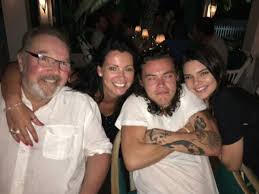 Will 2016 be the year kendall jenner and harry styles finally make things official? Harry Styles 2016 Harry With Kendall Anne And Robin Look At Our Grumpy Baby Harry Styles Girlfriend Harry Styles Family Kendall And Harry Styles