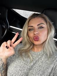 Karina Thompson's Instagram, Twitter & Facebook