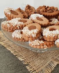 Sables Au Caramel Beurre Sale Et Ganache Chocolat Au Crumble Gourmandise Assia En 2020 Crumble Carres Rice Krispies Caramel Au Beurre Sale