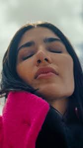 Gib’ Dir das gute Gefühl von zeitloser Eleganz und nachhaltigen  Materialien! 🪡 , Diese Jacke besteht aus europäischer Wolle, die  nachhaltig in Italien produziert wird. Vereine Stil und Sustainability ...