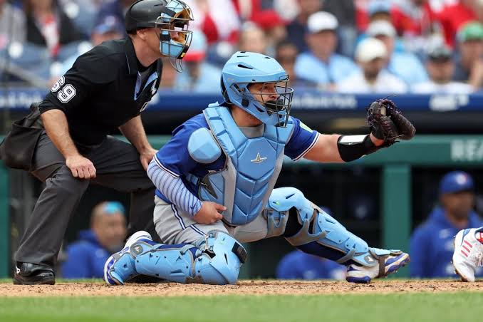 There's a good coach behind the Blue Jays' Alejandro Kirk