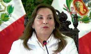 Dina Boluarte se ríe y califica de 'tendenciosa' pregunta sobre ausencia  por cirugía
