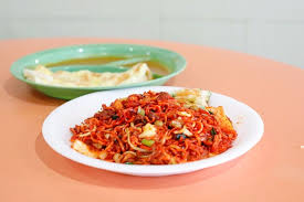 Percampuran dari mie kuning dan putih, warna oranye dari udang, cumi dan warna hijau dari daun kucai, disajikan dengan kaldu kental yang terbuat. Y R A Rasool Fatimah Roti Prata And Mee Goreng Stall With Michelin Recommendation At Abc Food Centre Danielfooddiary Com
