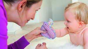 Aber vorsicht bei nahestehenden glasvitrinen oder regalen. Pekip Kurs Mit Ubungen Spielen In Der Gruppe Fur Babys 9monate De