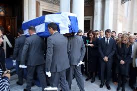 Να μην τελεστεί η κηδεία του κωνσταντίνου μητσοτάκη δημοσία δαπάνη ζητά η οικογένεια του. Sygklonismenh H Ntora Mpakogiannh De Stamathse Na Klaiei Sthn Khdeia Toy Kwnstantinoy Mhtsotakh Photo Video To Pontiki