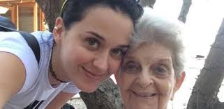 Dapatkan hica hari ini di butik pearl haya berhampiran anda untuk penjagaan rapi tudung kesayangan anda! Katy Perry Se Despide De Su Abuela A Los Pocos Dias De Anunciar Su Primer Embarazo