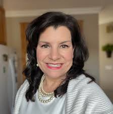 CHOPPED BROCCOLI SALAD! Fiber packed healthy girl spring lunch!🥦💚 Comment  "SALAD" for the link!