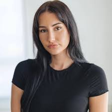 Darcie Morris's Instagram, Twitter & Facebook