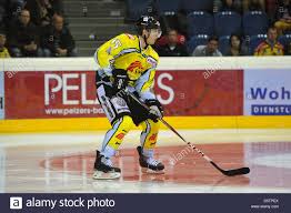 Klicken sie auf den ländernamen in der linken menü und wählen sie ihren wettbewerb aus (liga, pokal, andere wettbewerben). Krefelder Christian Ehrhoff Steuert Den Puck In Der Deutschen Eishockey Liga Del Spiel Krefeld Pinguine Vs Hamburg Freezers Am Koenigpalast In Krefeld Deutschland 21 September 2012 Foto Revierfoto Stockfotografie Alamy