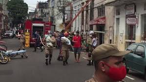 Um idoso e um adolescente foram resgatados do apartamento. Bombeiros Resgatam Bebes E Criancas De Incendio Em Hotel No Centro De Manaus Amazonas G1