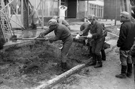Chernobyl liquidators simulator is a realistic take on the disaster, where you will not fight mutants and monsters, instead work hard to contain the radiation, help the people and conspire with the government. Ukraine Tchernobyl On Avait Des Gants Et Un Masque C Est Tout