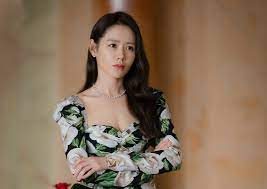 The absolute top secret love story of a chaebol heiress who made an emergency landing in north korea because of a paragliding accident and a north korean special officer who falls in love with her and who is hiding and protecting her. Crash Landing On You Star Son Ye Jin Lands Hollywood Role The Star