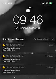 Acı bir sesle uyarı yaparak gelen acil durum uyarısı başlıklı mesajlarda evde kal türkiye yazıyordu ve test bildirimi diye belirtiliyordu. S5lvng Vi7bbum
