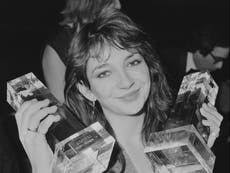 Kate Bush habría ganado $2,3 millones con el resurgimiento de “Running Up  That Hill” gracias a “Stranger Things”