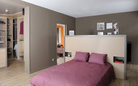 Le dressing est construit à l'arrière de la tête de lit ce qui permet d'optimiser au maximum l'espace et offrir de nombreux rangements: Modele Tete De Lit 1 Cuisines Couloir
