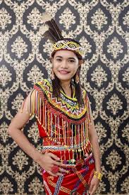 Kain sirat atau kain cawat adalah pakaian asas kaum iban. Kaum Iban Pakaian Tradisional