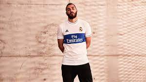 Une tunique classique et qui s'inscrit dans la pure tradition galactique : Karim Benzema Presente Le Nouveau Maillot Retro Du Real Madrid
