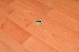 In nassräumen wie bad und küche kann durch die löcher feuchtigkeit in die wand eindringen und zu massiven wasserschäden führen. Kratzer Locher Im Parkett Reparieren Mit Dem Parkett Reparaturset