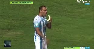 Independiente ဌာနမှူးမှ racing club ဌာနမှူး vs ။ argentina division 1. Watch Marcelo Diaz Casually Eats Banana Chasing After Ball In Argentina Planetfootball