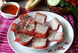 It is often split lengthwise and filled with savory ingredients like a submarine sandwich and served as a meal. Thá»‹t Xa Xiu Äƒn Kem Banh Má»³ Ngoi Sao