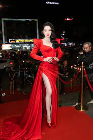 Cụ thể, khi người đang chờ đến lượt chụp ảnh với mới đây dân cư mạng đã đào lại sự kiện ngôi sao của năm 2020, có sự xuất hiện vô cùng ấn tượng của lý nhã kỳ. Ly Nha Ká»³ Tá»a Sang Trong Trang Phá»¥c Ä'á» Quyá»n Lá»±c Khi Giang Sinh Vá»