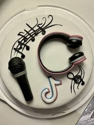 In diesem artikel zeigen wir ihnen schöne und kreative ideen für tiktok torte. 1001 Ideen Fur Angesagte Und Leckere Tiktok Torte In 2021 Torten Selber Machen Fondant Geburtstagskuchen Kuchen Dekorieren Glasur