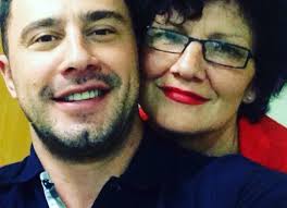 Robert Berisha përlot me dedikimin për nënën e ndjerë