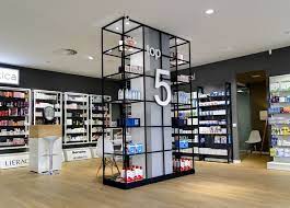 Als apotheke wird ein ort bezeichnet, an dem arzneimittel und medizinprodukte abgegeben, geprüft und hergestellt werden. Design Und Reform Moderner Apotheken In Zaragoza Regale Fur Die Moderne Apotheke Apotheke Apotheken Design Die Drogerie Fur Mode Eczacilik Raf Evler