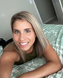 Sara Ell's Instagram, Twitter & Facebook