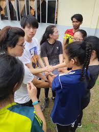 Dalam masa 2 minit mereka perlu memindahkan bola sebanyak yang mungkin. Explorace Antara Larian Dan Tugasan Asiacamp