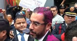 Mujeres pintan de rosa a Jesús Orta