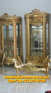 Apalagi diletakkan di ruang tamu yang biasanya menjadi pusat perhatian penghuni rumah atau pun pengunjung rumah anda. Lemari Hias Ifj 052 Perhiasan Mewah Baroque Klasik