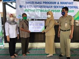 Maybe you would like to learn more about one of these? Sasar Peserta Nonformal Bpjamsostek Sosialisasi Berikan Edukasi Pada Pedagang Pasar Jateng Pos Berita Satu