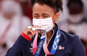 C'était alors le premier groupe français à avoir rempli l'arène sportive. Zrzllpuzotumgm