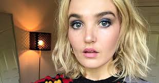 Chloe Fineman, One Of SNL's Newest Cast Members, Is a Master at Celebrity  Impressions : r/LiveFromNewYork