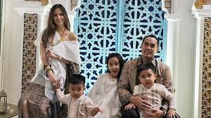 Untuk pengetahuan anda, boleh dikatakan kesemua keluarga angkat tidak tahu berkomunikasi dalam bahasa inggeris. Terungkap Nia Ramadhani Berhenti Main Sinetron Ternyata Karena Ardi Bakrie Nafkahi Keluarga Istri Surya