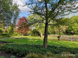 Die botanischen gärten der universität zürich bestehen aus der anlage im seefeld mit seinen futuristischen kuppeln und aus dem alten botanischen garten (link) am schanzengraben im stadtzentrum. Planten Un Blomen Hamburgs Schonster Park Travelinspired