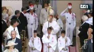 Stravolta dopo la traversata coccola i suoi gemellini. L Arrivo Degli Sposi Matrimonio Alberto Di Monaco E Charlene Da Raiano Selezione Vini Youtube