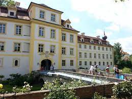 Die im hochmittelalter entstandene burg befand sich um 1300 im besitz des eckprechts von haidau und dann des hochstifts regensburg. Schloss Alteglofsheim Schloss Kofering Runde Von Kofering Fahrradtour Komoot