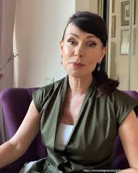 Иногда при виде одного и того же артиста, постоянно мелькающего на экране в разных проектах, невольно ловишь себя на мысли, чем же он такой. Nonna Grishaeva Pokazala Foto V Kupalnike