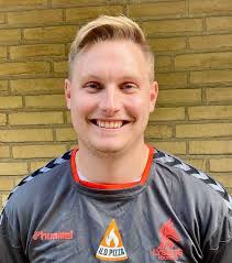 MØD TRÆNERTEAMET PÅ 1. HOLDET🦊 Vi starter med chefen, Tommy Pedersen Navn  + kaldenavn: Tommy Pedersen (TP) Alder: 30 Titel: Cheftræner 🫡 Tidligere  fodbold CV: Som træner: Koldby/Hørdum IF, Aarhus 1900, VSK