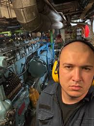 Hallo. Jeg heter Oleksandr. jeg er 26 år gammel. Jeg er fra Ukraina, men  jeg bor i Norge nå. Jeg ser etter en jobb. Jeg jobbet på store  containerskip før. Det var